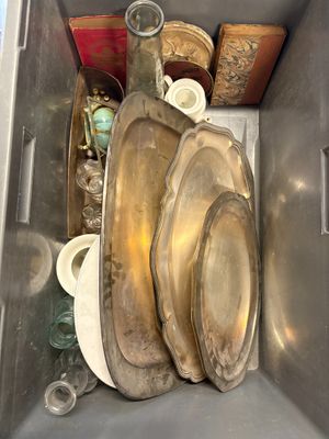 beaucoup de plats dans un récipient en métal
