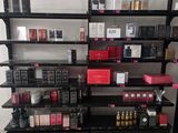 beaucoup de produits de beauté sur les rayons du magasin