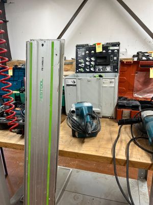 une photo d'un établi dans un atelier, sur lequel sont posés des outils