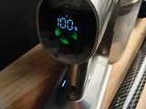 une horloge numérique sur le côté d'une cafetière