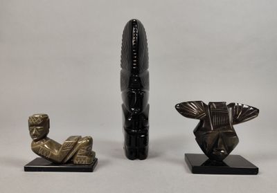 trois œuvres d'art posées sur une table