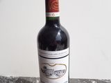 une bouteille de vin posée sur une table