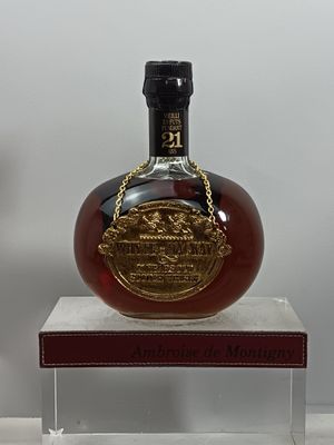 une bouteille d'alcool posée sur un support