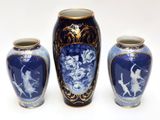 trois vases posés l'un à côté de l'autre sur une surface blanche