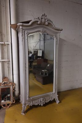 un miroir posé sur le sol d'une pièce