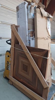 une pile de cartons posée sur une palette