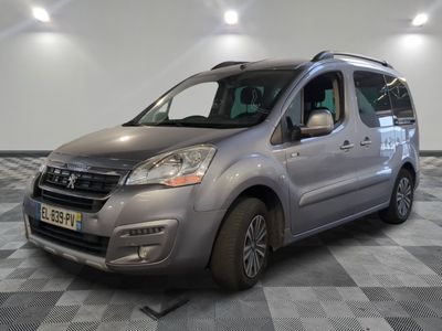 la camionnette argentée est garée sur le sol à carreaux d'une pièce