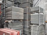 une grande pile de rayonnages métalliques dans un entrepôt