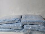 une pile de serviettes bleues empilées les unes sur les autres
