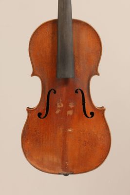 gros plan d'un violon avec un archet sur fond blanc