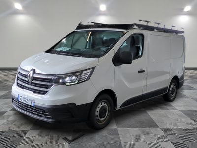 la photo d'une camionnette blanche garée dans une pièce