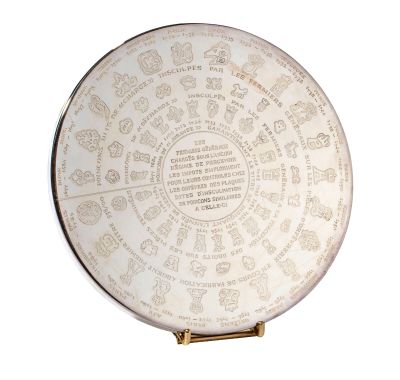 une assiette blanche sur laquelle figure une inscription, posée sur une surface blanche