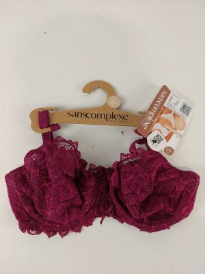 La bralette est violette et ornée de dentelle.