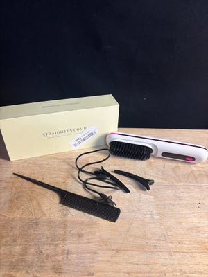 une brosse à cheveux, un peigne et une boîte posés sur une table