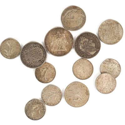 quelques pièces sont éparpillées les unes à côté des autres sur une surface blanche