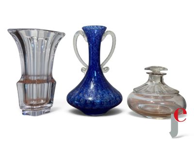 trois vases posés l'un à côté de l'autre sur une surface blanche