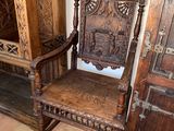 une chaise en bois qui se trouve à côté d'un meuble en bois