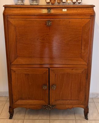 une armoire en bois surmontée d'un miroir