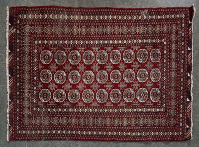 un tapis rouge et blanc avec un motif