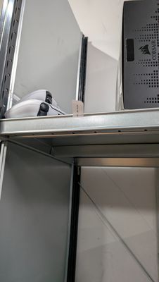 un micro-ondes posé sur une étagère dans une cuisine