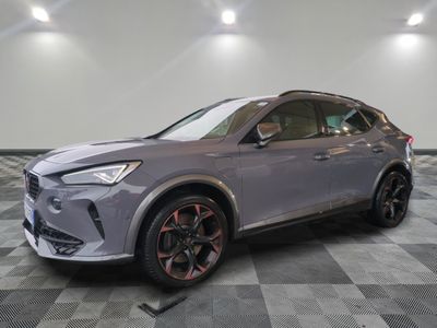 un SUV gris garé dans une pièce au sol carrelé