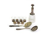 une bouteille d'alcool, un service de verres à shot et des cuillères