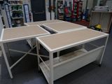 deux tables placées au milieu d'une pièce