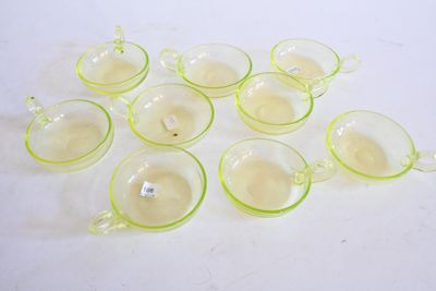 beaucoup de gobelets jaunes posés sur une table