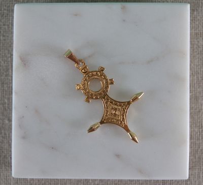 un pendentif plaqué or orné d'une horloge
