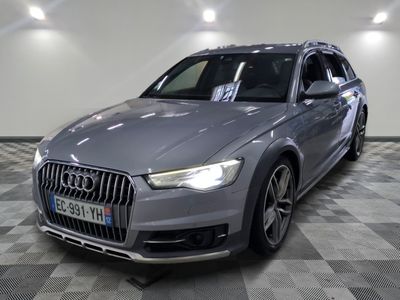 L'Audi Q4 est garée sur un sol à damier dans un garage.