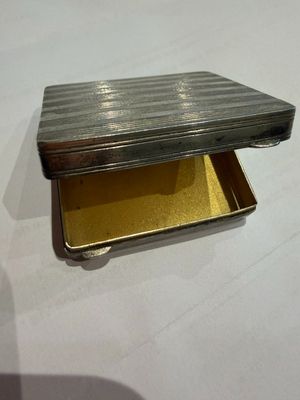 Beau pilulier en argent massif poids net 47 gr