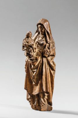 une statue en bronze d'une femme tenant un enfant dans ses bras