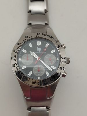 gros plan d'une montre sur une surface blanche