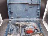 une boîte à outils avec des outils à l'intérieur sur le sol
