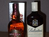 des bouteilles d'alcool posées sur une table à côté d'une boîte