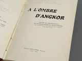 un livre ouvert sur lequel figure la photo d'un homme