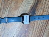 une Apple Watch posée sur une table en bois