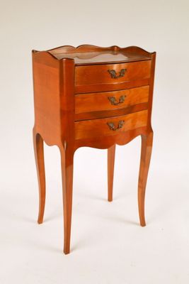 une petite commode en bois sur fond blanc