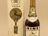 une vieille bouteille de vin posée à côté d'un carton de vin