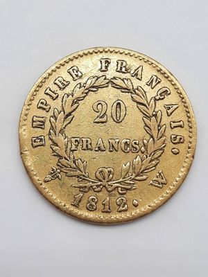 Gros plan sur une pièce d'or ornée d'une couronne.