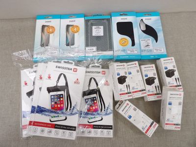 de nombreux objets qui se trouvent dans le colis posé sur le canapé