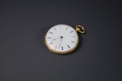 montre de poche sur un fond noir