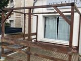 une structure en bois posée au sol à l'extérieur d'un bâtiment
