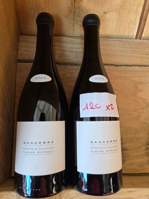 deux bouteilles de vin posées sur une étagère l'une à côté de l'autre