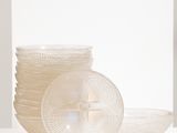une pile de plats en verre sur une étagère, sur fond blanc
