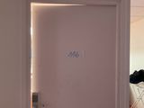 une pièce dont la porte porte l'inscription « moi »