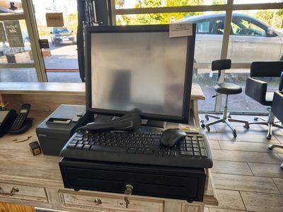 un ordinateur de bureau posé sur un bureau devant une fenêtre
