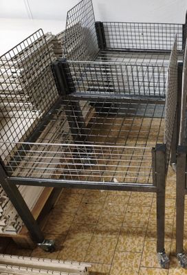 plusieurs cages posées à même le sol dans une pièce
