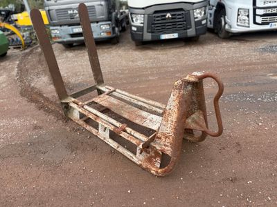 un chariot métallique rouillé posé dans la terre
