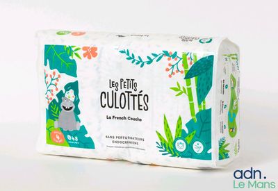 un gros plan d'une boîte de papier toilette posée sur une surface blanche